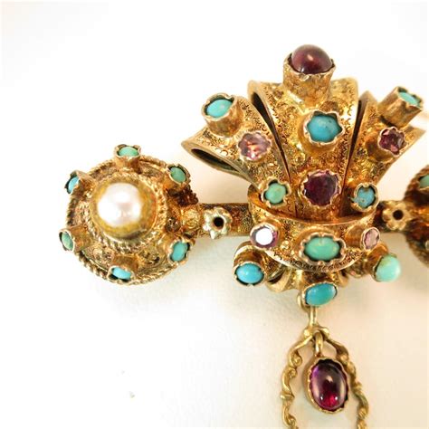 The Baroque Brooches .